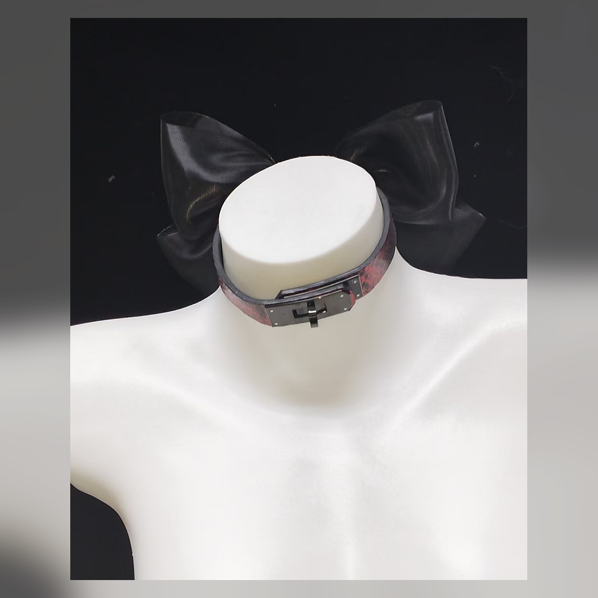 Noir Bow Collar